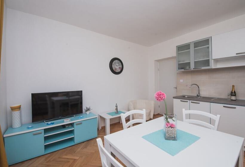 Apartments By The Sea Semy