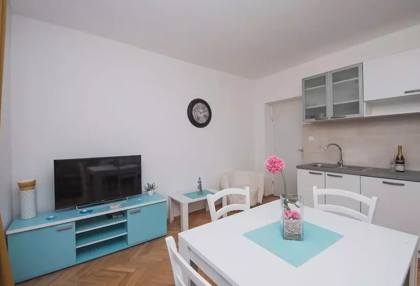 Apartments By The Sea Semy