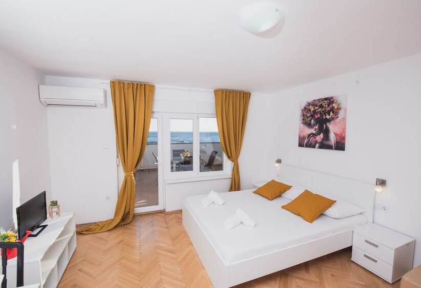 Apartments By The Sea Semy