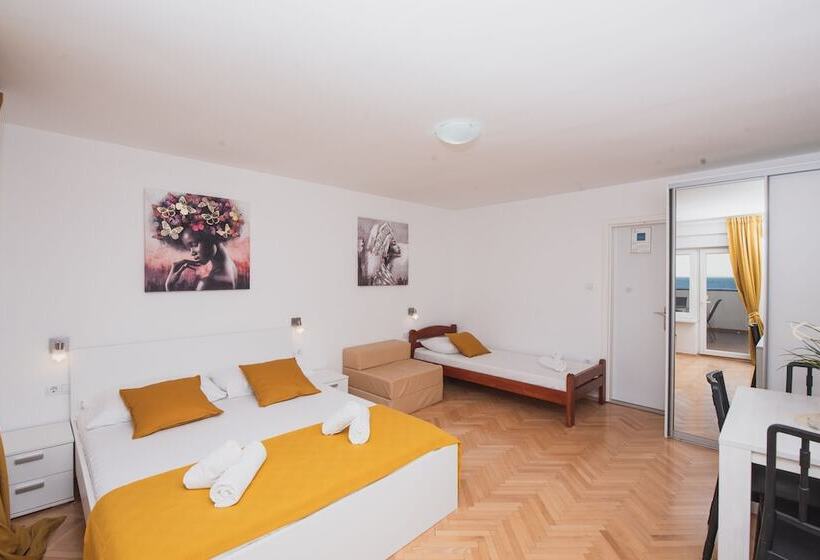 Apartments By The Sea Semy