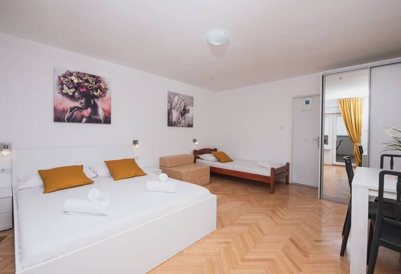 Apartments By The Sea Semy