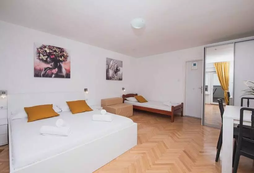 Apartments By The Sea Semy