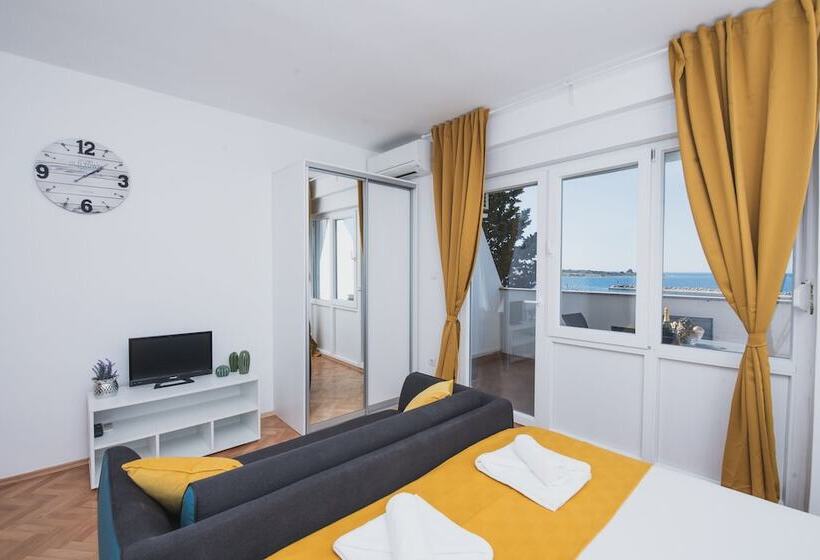 Apartments By The Sea Semy