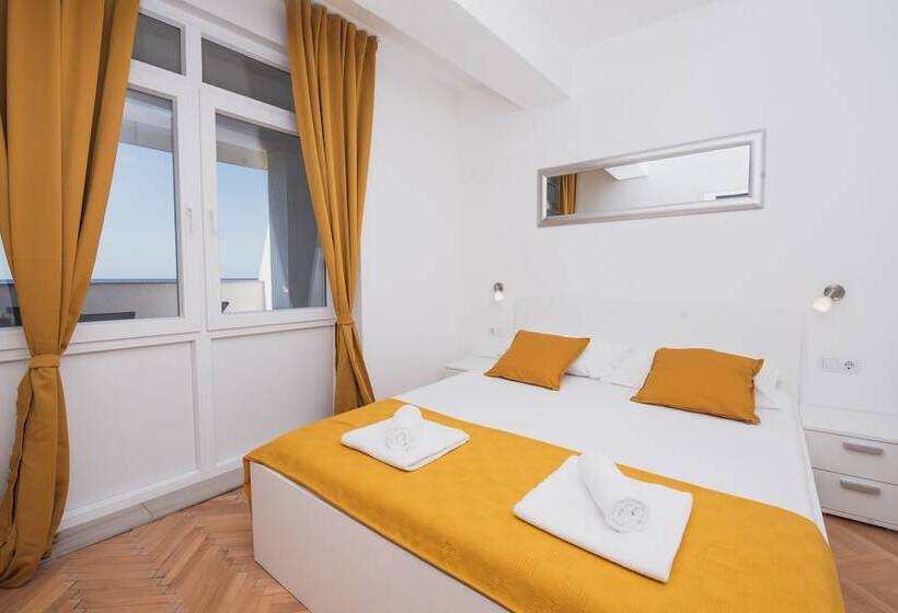 Apartments By The Sea Semy