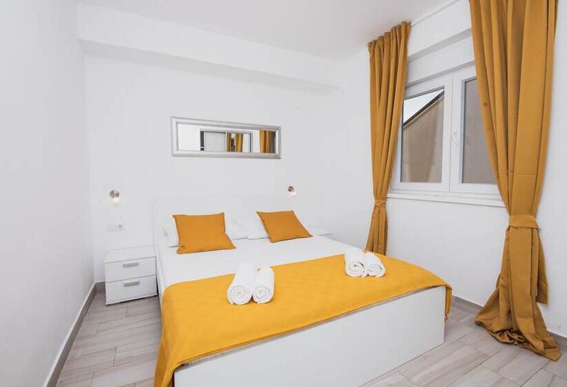 Apartments By The Sea Semy