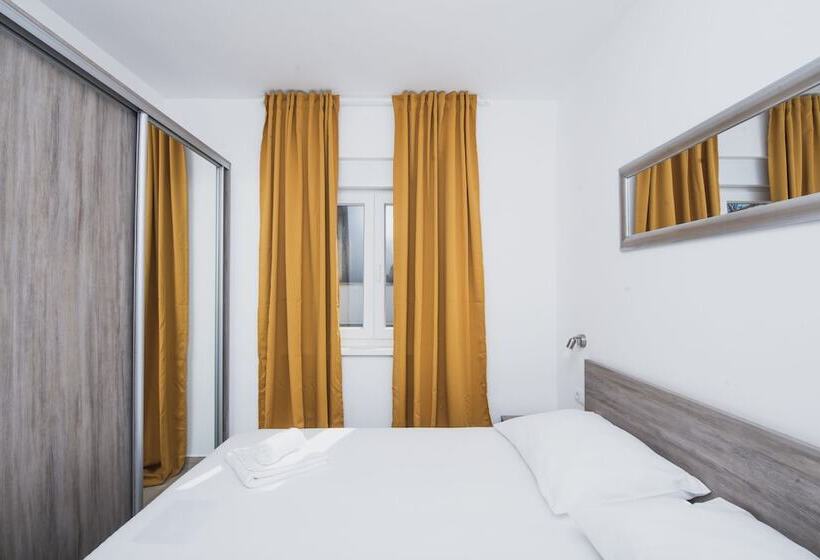 Apartments By The Sea Semy