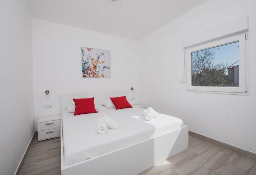 Apartments By The Sea Semy