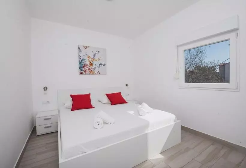 Apartments By The Sea Semy