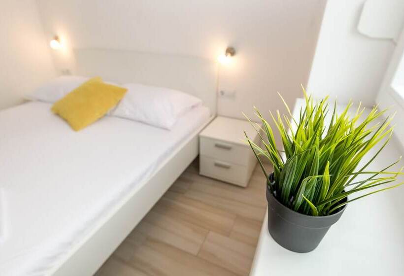 Apartments By The Sea Semy