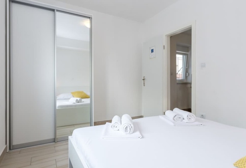 Apartments By The Sea Semy