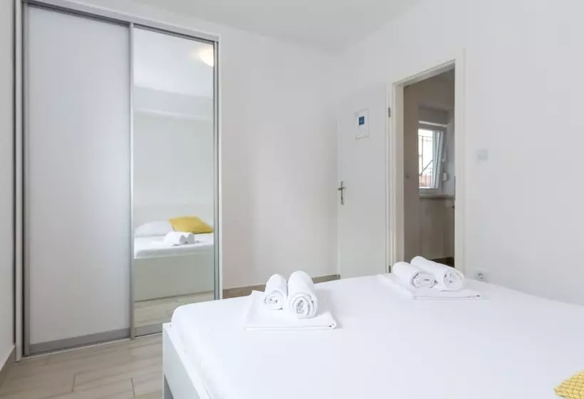 Apartments By The Sea Semy