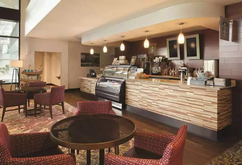 Hilton East Brunswick Hotel & Executive Meeting Center