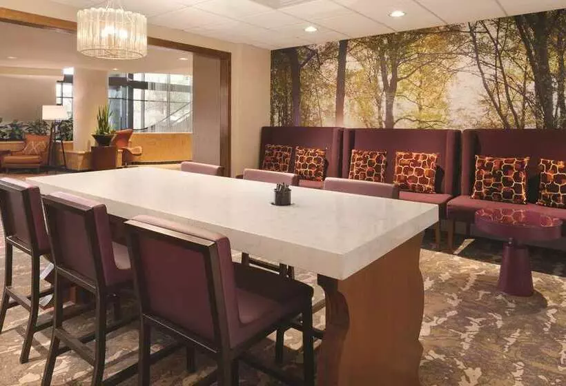 Hilton East Brunswick Hotel & Executive Meeting Center