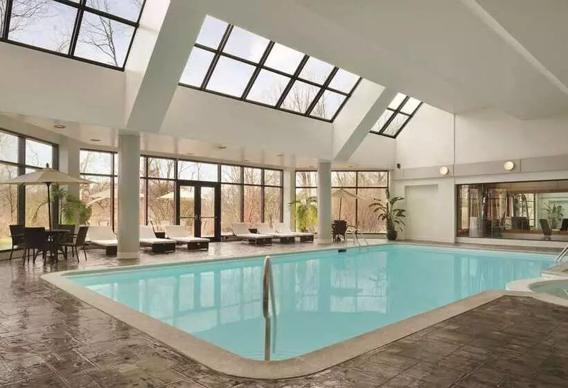 Hilton East Brunswick Hotel & Executive Meeting Center