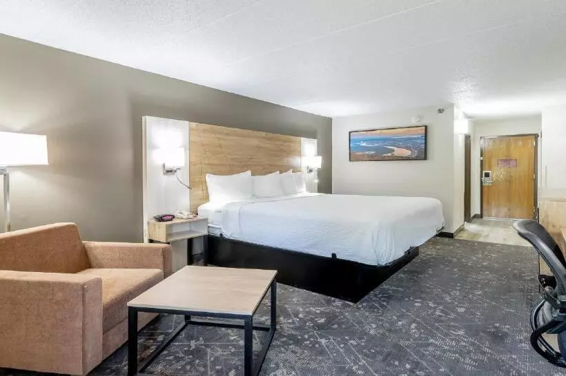 Отель Comfort Inn & Suites Chattanooga East Ridge