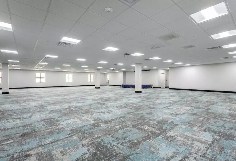 Отель Comfort Inn & Suites Chattanooga East Ridge