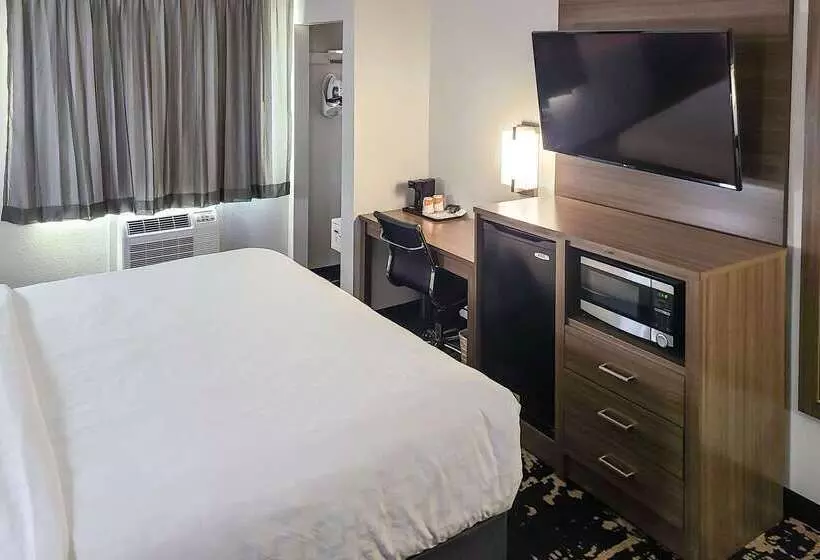 ホテル Clarion Pointe Bettendorf  Quad Cities