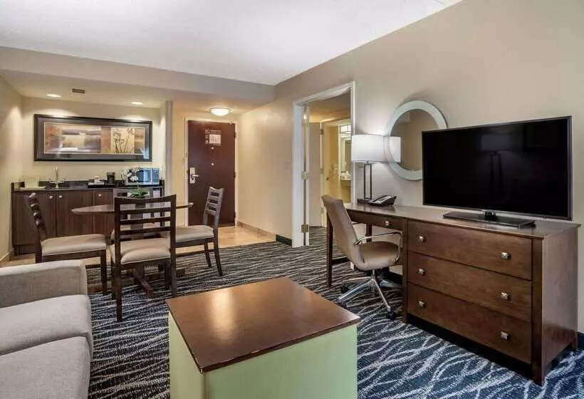 فندق Comfort Inn & Suites Newark Wilmington