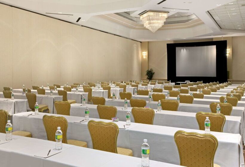 Hilton East Brunswick Hotel & Executive Meeting Center