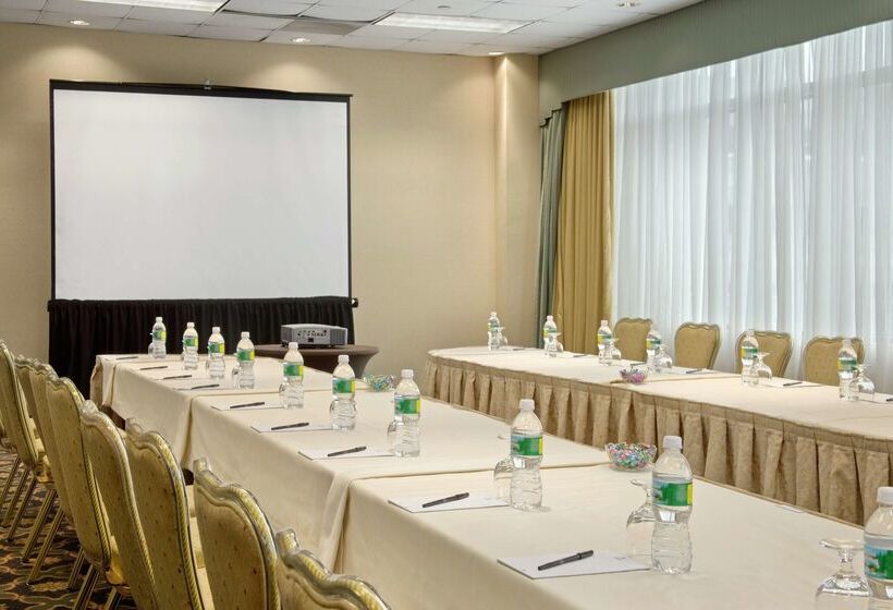 Hilton East Brunswick Hotel & Executive Meeting Center