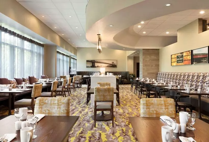 Hilton East Brunswick Hotel & Executive Meeting Center