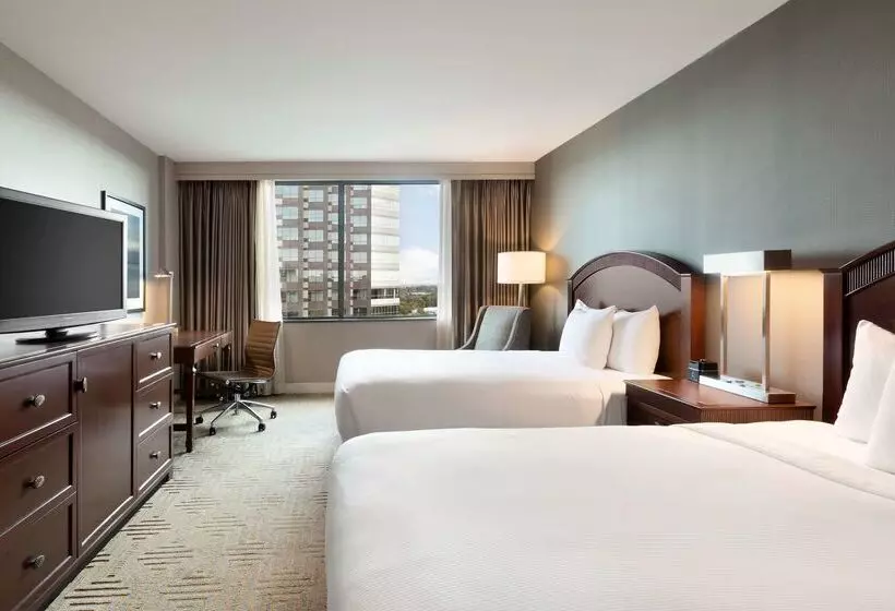 Hilton East Brunswick Hotel & Executive Meeting Center