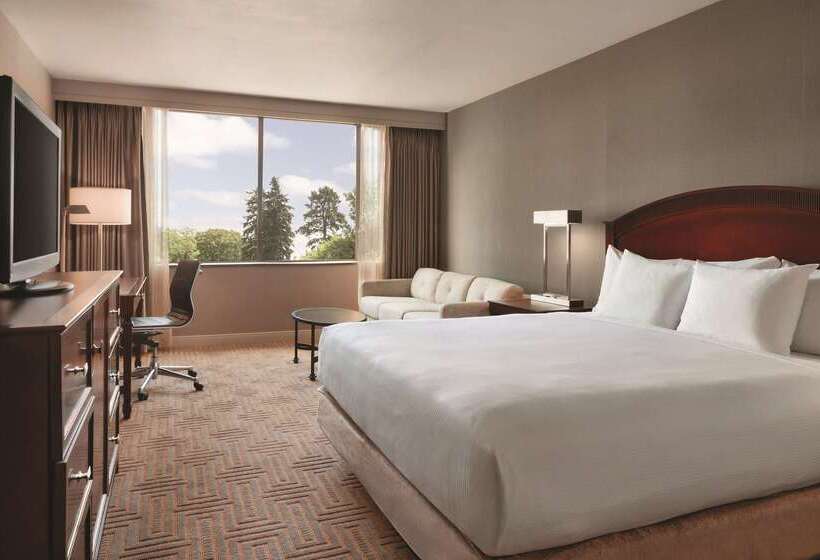 Hilton East Brunswick Hotel & Executive Meeting Center