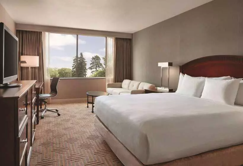 Hilton East Brunswick Hotel & Executive Meeting Center