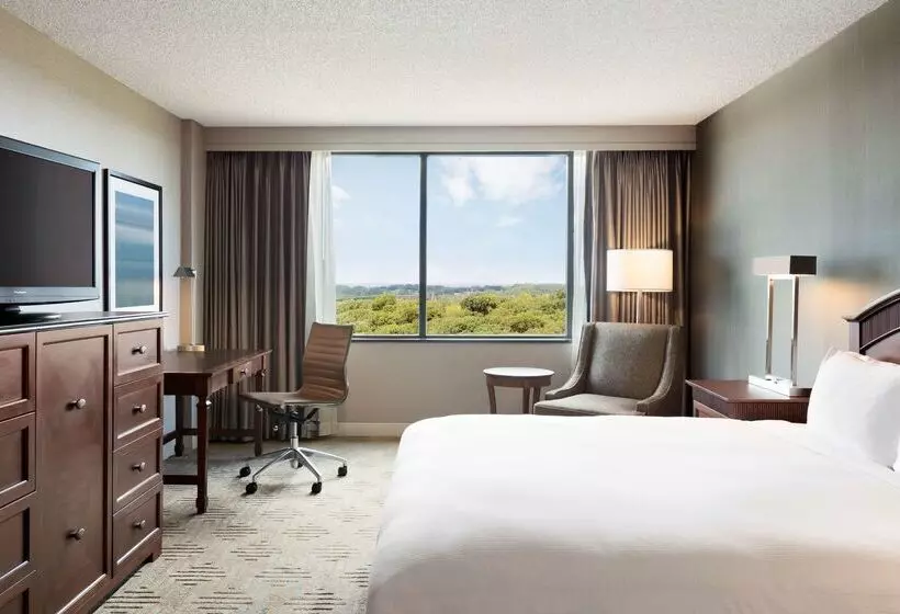 Hilton East Brunswick Hotel & Executive Meeting Center