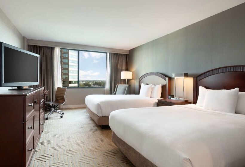 Hilton East Brunswick Hotel & Executive Meeting Center