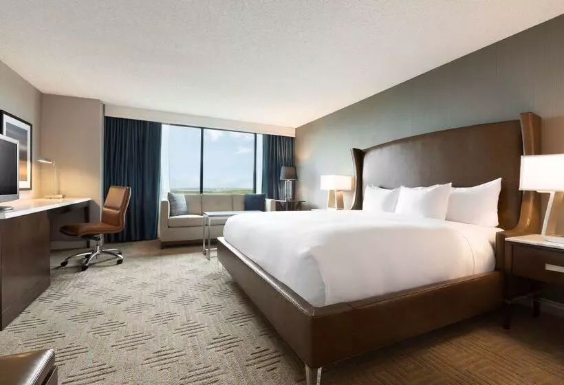 Hilton East Brunswick Hotel & Executive Meeting Center