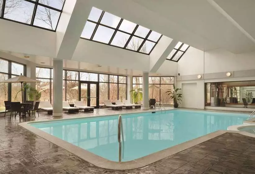 Hilton East Brunswick Hotel & Executive Meeting Center