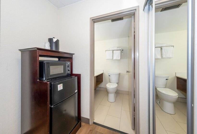 هتل Red Roof Inn Plus Newark Liberty Airport Carteret