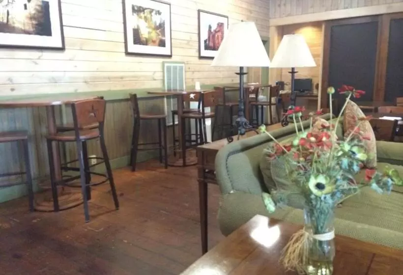 Отель Travelodge Inn & Suites By Wyndham San Antonio Airport