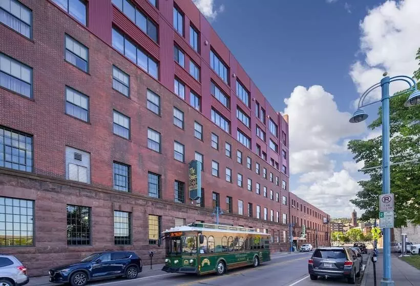 The Suites Hotel At Waterfront Plaza