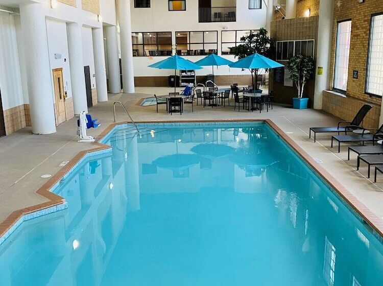 The Suites Hotel At Waterfront Plaza