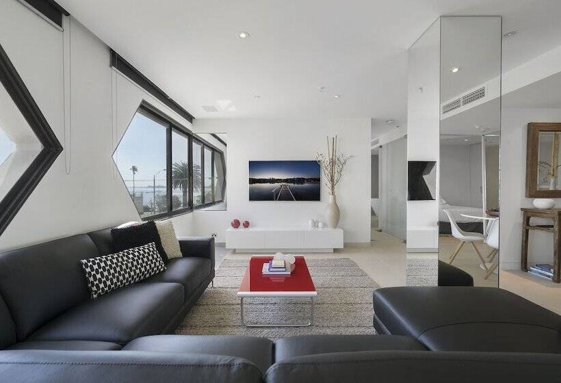 Elaine, 2bdr St.kilda Apartment