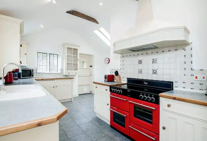Family Friendly Cosy, Comfortable Historic Cottage