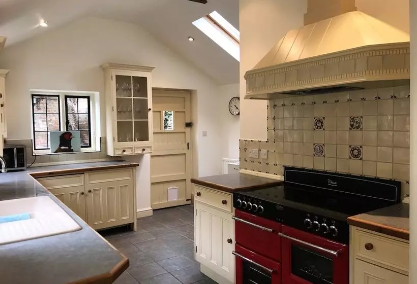 Family Friendly Cosy, Comfortable Historic Cottage
