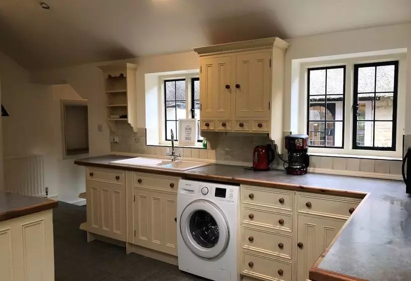 Family Friendly Cosy, Comfortable Historic Cottage
