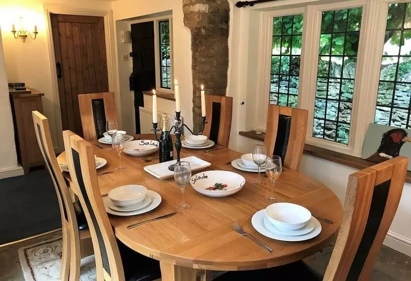 Family Friendly Cosy, Comfortable Historic Cottage