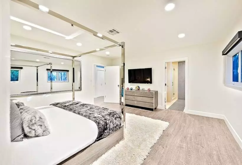 Beverly Hills Luxury Modern Palace