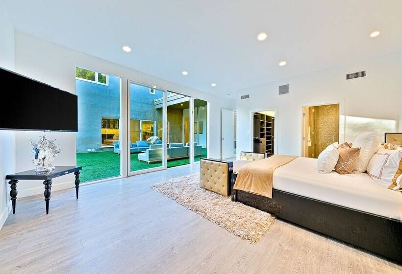 Beverly Hills Luxury Modern Palace
