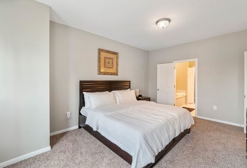 Experience A First Class Stay   2 Bdrm