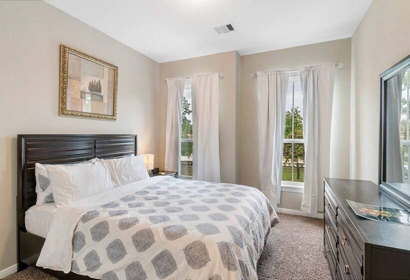 Experience A First Class Stay   2 Bdrm