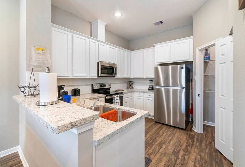 Experience A First Class Stay   2 Bdrm