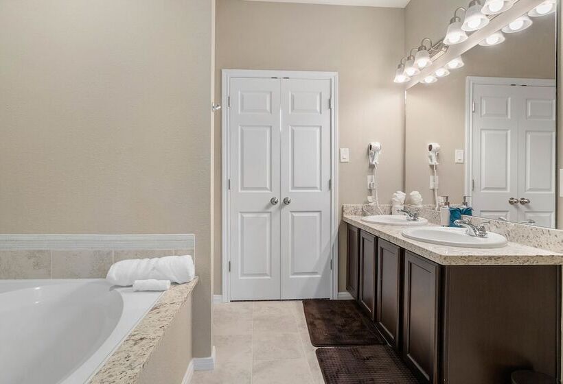 Experience A First Class Stay   2 Bdrm