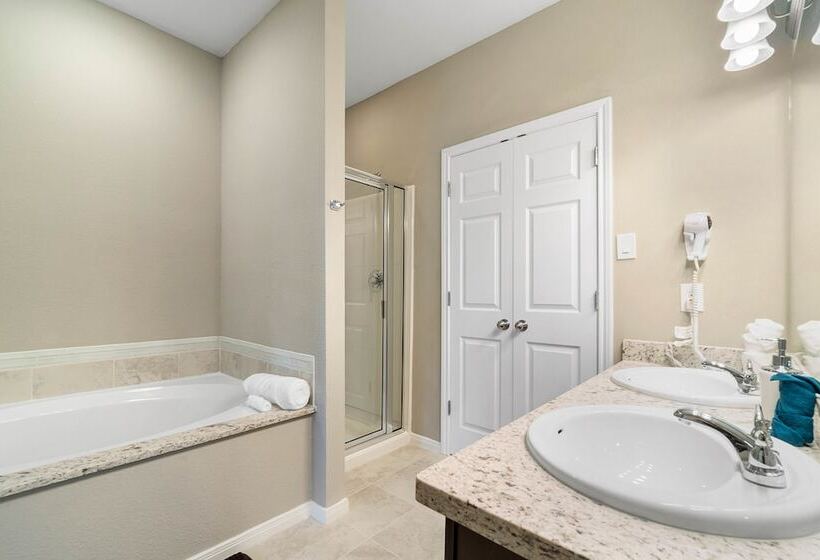 Experience A First Class Stay   2 Bdrm