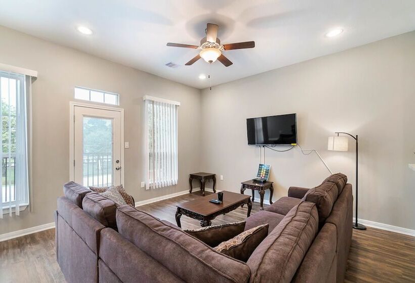 Experience A First Class Stay   2 Bdrm