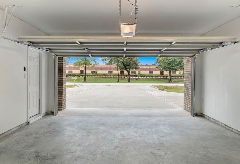 Experience A First Class Stay   2 Bdrm